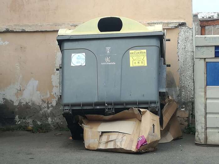 Unos cartones levantan a modo de cuña el recipiente / TA